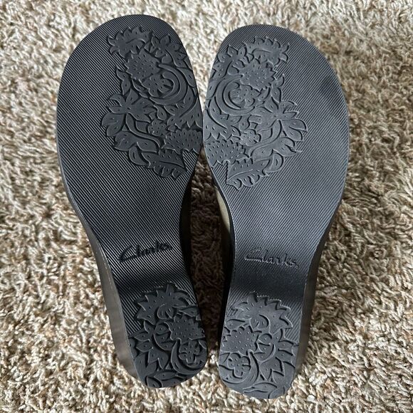 Clarks Delight Nubuck Leather Olive‎ Green Wedge Mules Women Size 7M Y2K 71104 - Picture 8 of 8